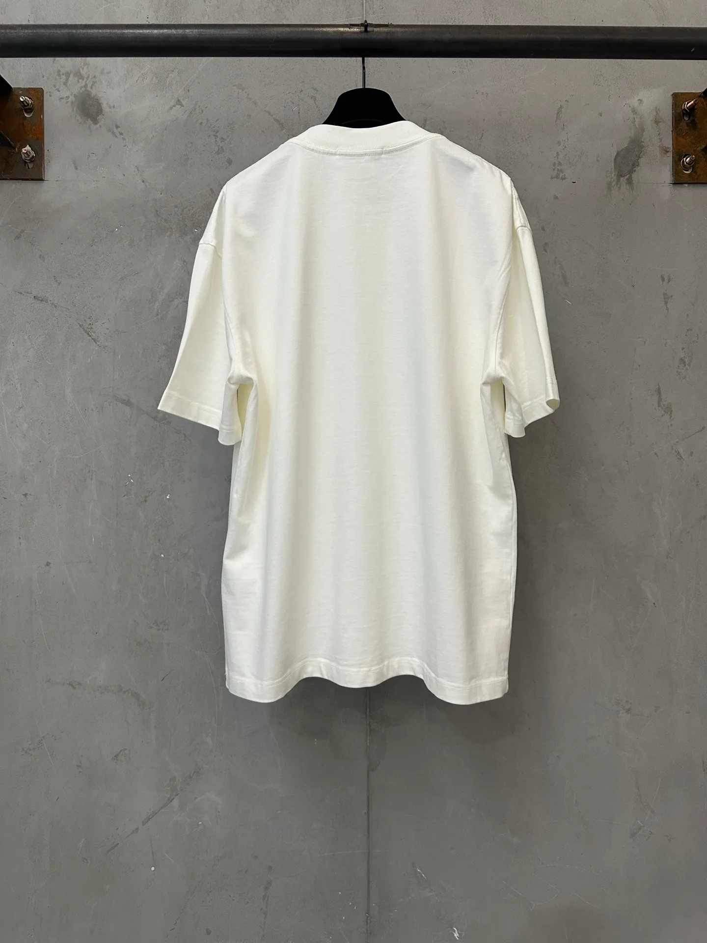 ￼ -Summer New Arrival heavyweight 400g short-sleeved VALENTINO 2ss small logo embroidered short-sleeved T-shirt Fabric: Made of high-definition super heavyweight cotton double yarn compact Xinjiang cotton, weight 400g, with 2*2 Salona rib 420g, clean cloth surface, clear cloth texture, tight feel, stiffness, high color fastness, no shape change, no Color Change, custom hardware Thread Accessories Alignment Men's and Women's Same Style -Color: Black White Blue -Size: XS S M L XL